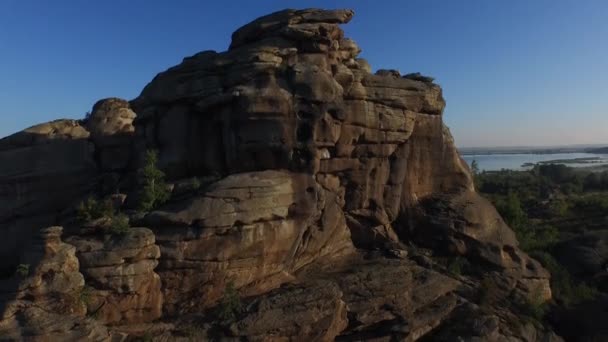 Felsiger Berg auf dem See — Stockvideo