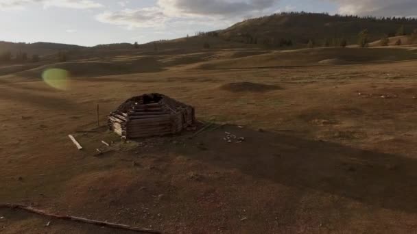 Старый дом на пустом поле — стоковое видео
