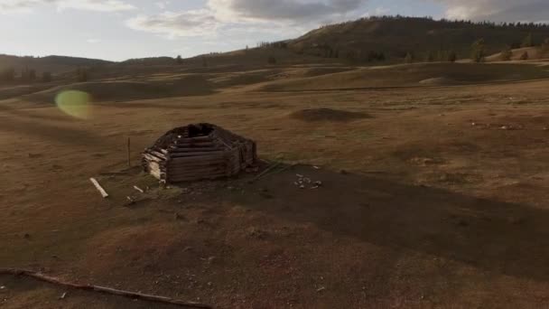 Casa vieja en el campo vacío — Vídeos de Stock