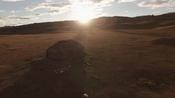 Casa velha no campo vazio — Vídeo de Stock