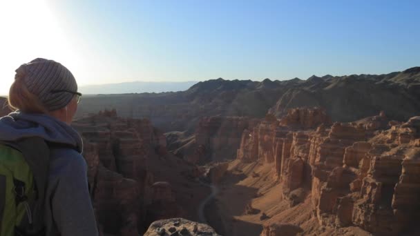 Jovem caminhando pelos Canyons — Vídeo de Stock