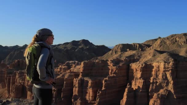 Fiatal lány séta a kanyonok — Stock videók