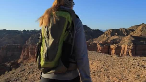 Chica joven caminando por los Cañones — Vídeos de Stock