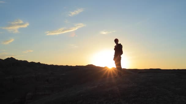 Jovem caminhando pelos Canyons ao pôr do sol — Vídeo de Stock