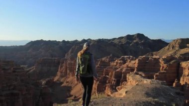 Genç kız kanyonlar yürüyüş