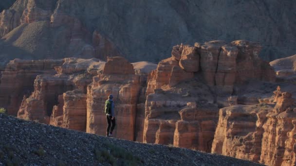 Giovane ragazza che cammina attraverso i canyon — Video Stock