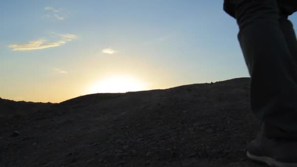 Jeune fille marchant à travers les Canyons au coucher du soleil — Video