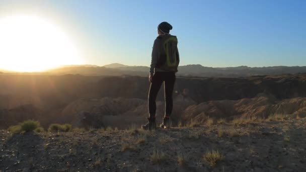 Chica joven caminando por los cañones al atardecer — Vídeo de stock