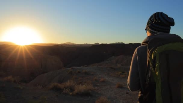 Giovane ragazza che cammina attraverso i canyon al tramonto — Video Stock