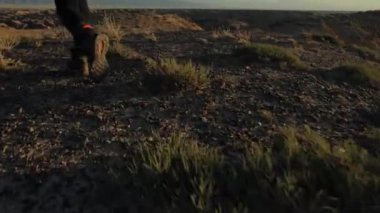 Genç kız kanyonlar günbatımında yürüyüş