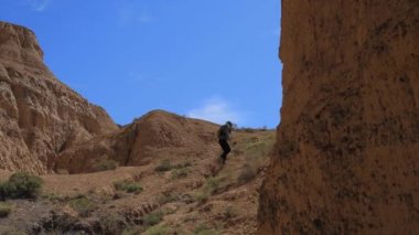 Genç kız kanyonlar yürüyüş