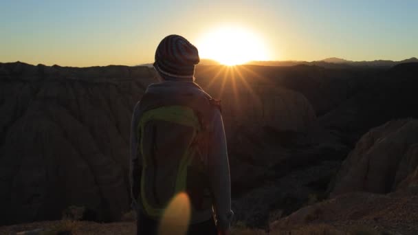 Junges Mädchen spaziert bei Sonnenuntergang durch die Schluchten — Stockvideo