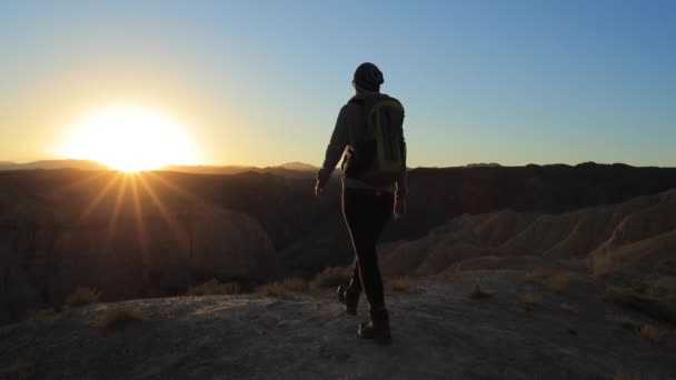 Jeune fille marchant à travers les Canyons au coucher du soleil — Video