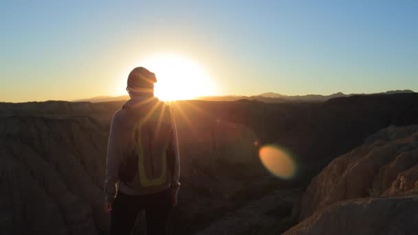 Jong meisje lopen door de Canyons bij zonsondergang — Stockvideo