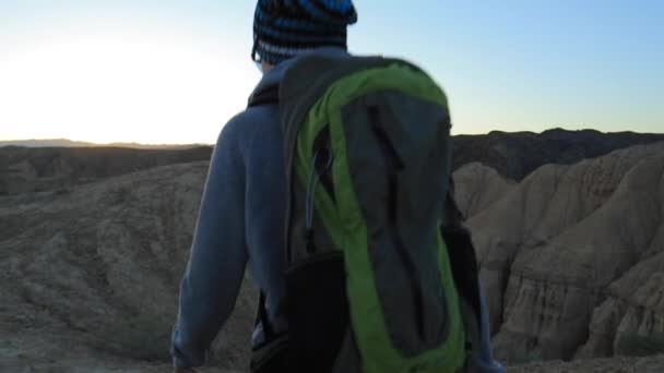 Jong meisje lopen door de Canyons bij zonsondergang — Stockvideo