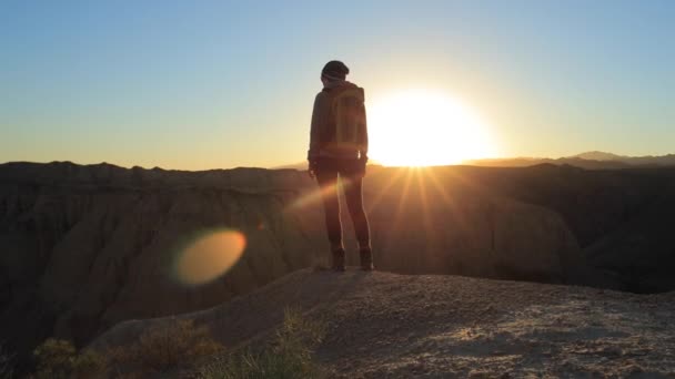 Junges Mädchen spaziert bei Sonnenuntergang durch die Schluchten — Stockvideo