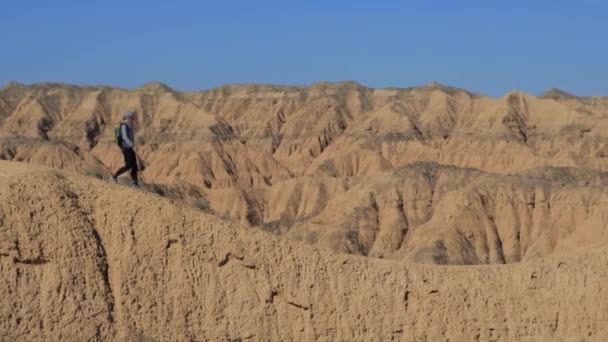 Ung flicka gå genom Canyons — Stockvideo