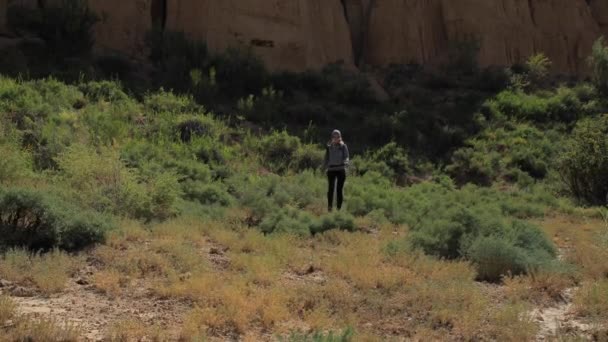 Young girl walking through the Canyons — Stock Video