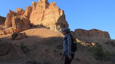 Genç kız kanyonlar yürüyüş