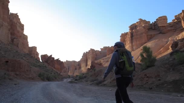 Jong meisje lopen door de Canyons — Stockvideo