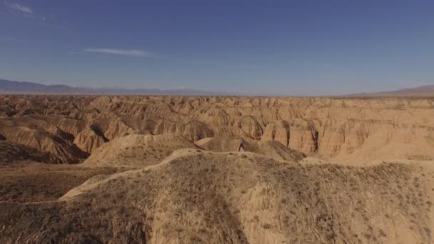 Девушка-туристка в каньоне — стоковое видео