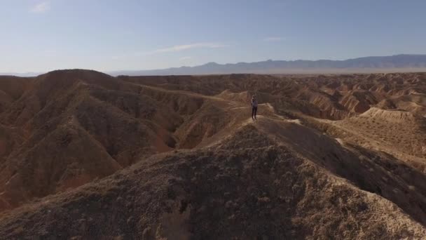 Ragazza beve acqua nel canyon . — Video Stock