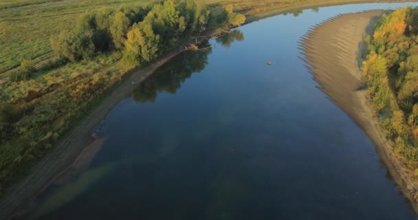 Лодка на реке — стоковое видео