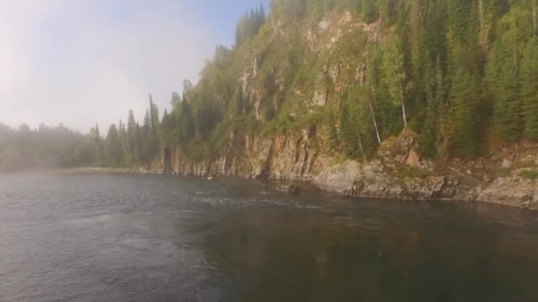 Luftaufnahme. Boot schwimmt auf dem Fluss. Ansicht von oben — Stockvideo