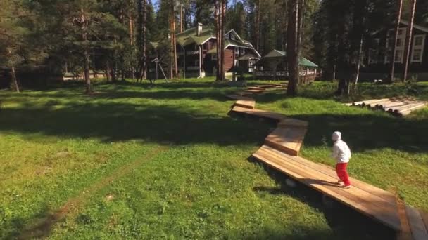 Widok z lotu ptaka. Dziewczyna biegnie wzdłuż ścieżki. — Wideo stockowe