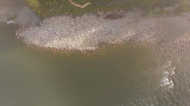 A légifelvétel. Hegyi folyó felett repülő. — Stock videók