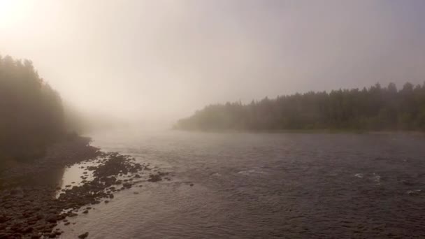 A légifelvétel. Reggel repülés alatt a ködös folyón. — Stock videók
