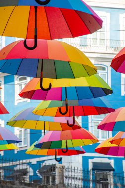 Eski Şehir Binaları Arasındaki Renkli Şemsiyelerin Sokak Kurulumu. Şehir sanat sahnesi. Yaratıcı açık hava dekorasyonu. Yaz turizmi eğlencesi. Canlı bir yaşam tarzı..