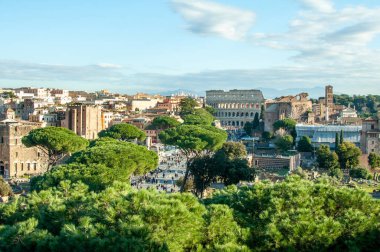 Roma 'nın panoramik manzarasında kolezyum ve yeşilliklerle çevrili antik kalıntılar var. Tarih, kültür ve turizmi temsil eden ikonik İtalyan simgesi.