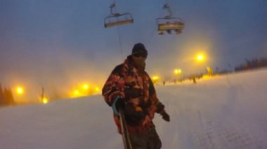 Snowboard yaparken akşam kişini