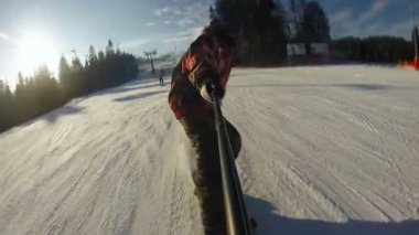 Erkek snowboard elinde selfie sopayla sürme