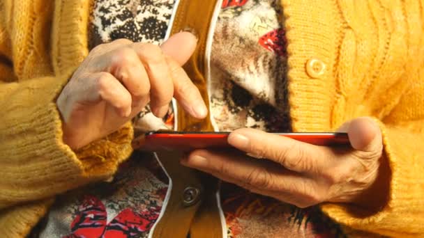 Hands of the old woman and smartphone. Close up — Stock Video