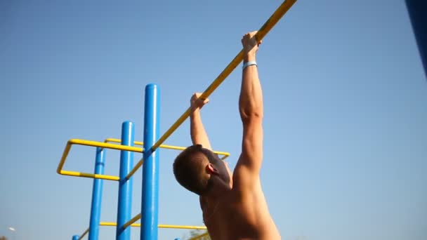 Hombre haciendo pull ups — Vídeo de stock