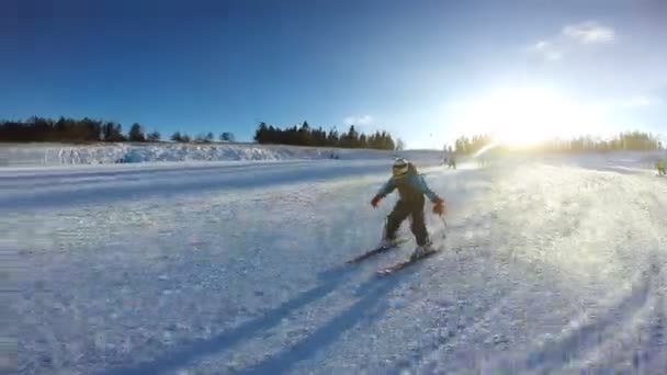 Menino desliza em esquis alpinos de encosta nevada — Vídeo de Stock