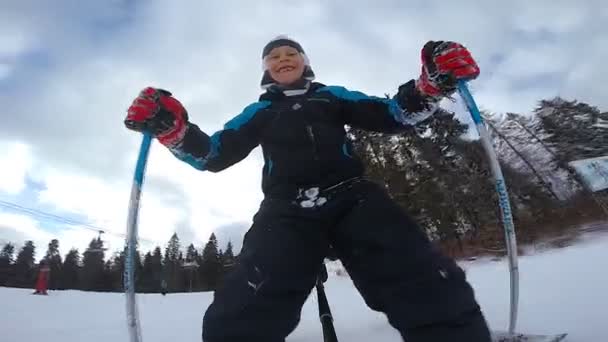 Father teaches son to ski — Stock Video