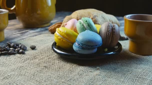 Café preto e macarone virando — Vídeo de Stock