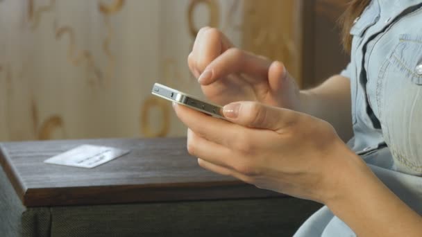 Mujer joven usando smartphone — Vídeos de Stock