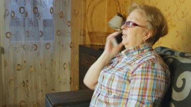 Olgun kadın cep telefonunda söz