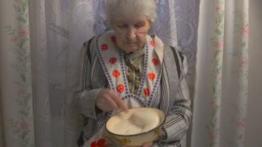 Büyükanne hamur kneads