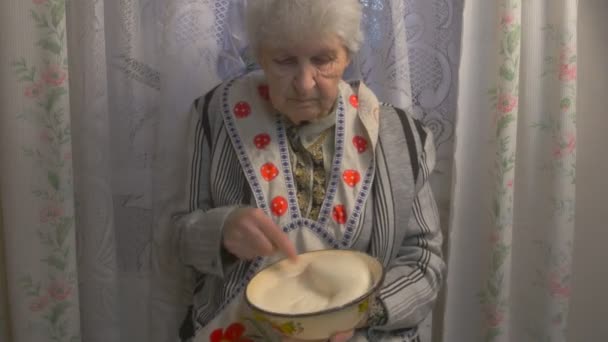 Grand-mère pétrit la pâte — Video