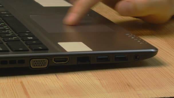 ノート パソコンのキーボードとタッチパッド人間の手 — ストック動画