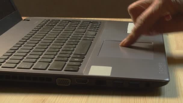 Gros plan des mains des femmes âgées en utilisant un ordinateur portable à la maison — Video