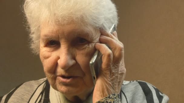 Old woman talking on phone — Stock Video