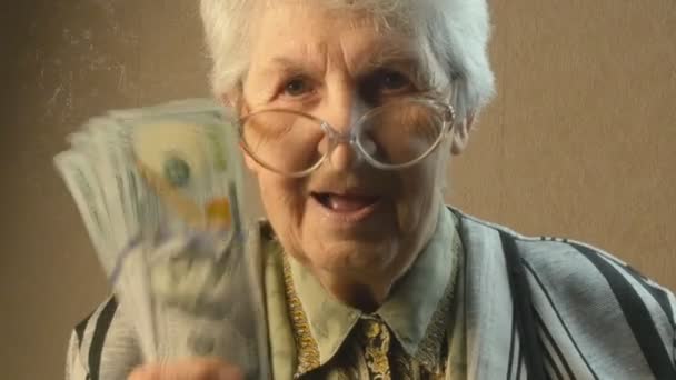 Old woman rejoices money — Stock Video