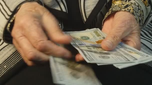 Stará žena ruce, počítání sto dolarové bankovky