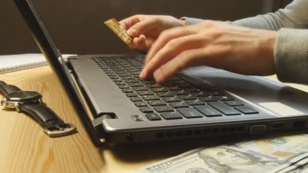 Shopping online: Making a payment with a credit card — Stock Video